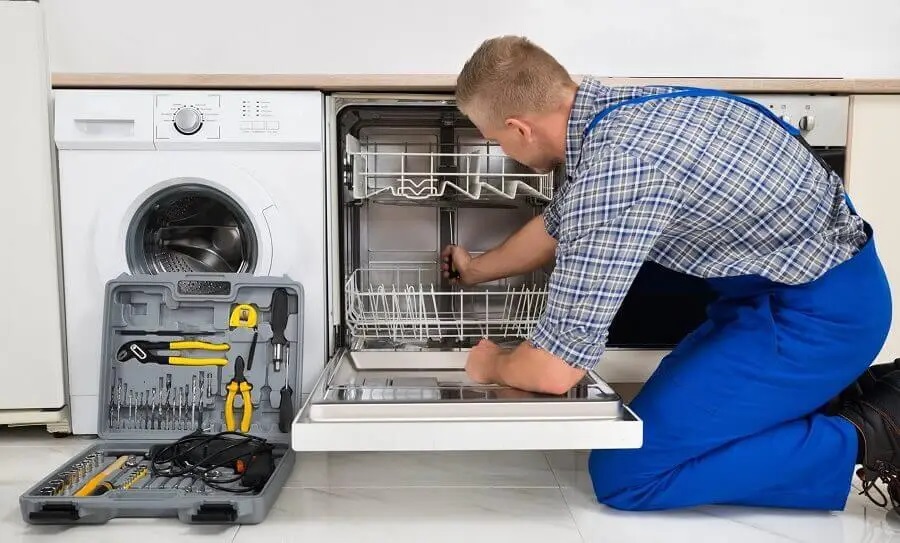 Kalecik Daikin servisi teknisyen ekibi beyaz eşya tamiri yaparken